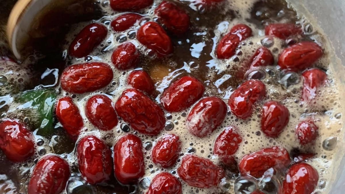Minuman campuran kurma merah, longan & buah goji boleh bantu tangani musim  panas ini - BERITA Mediacorp