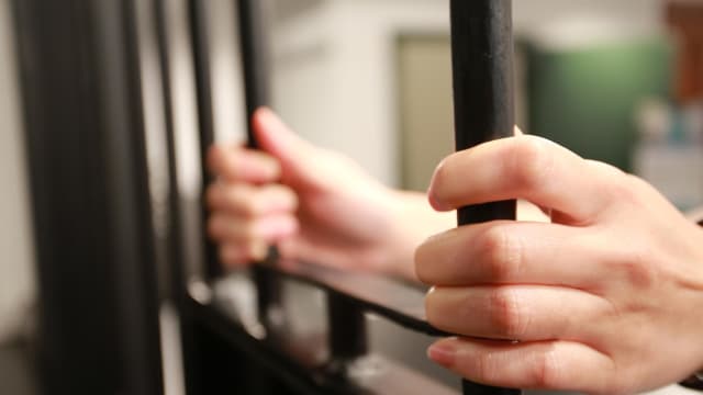 涉嫌集资诈骗潜逃八年 中国通缉犯狮城落网被遣返