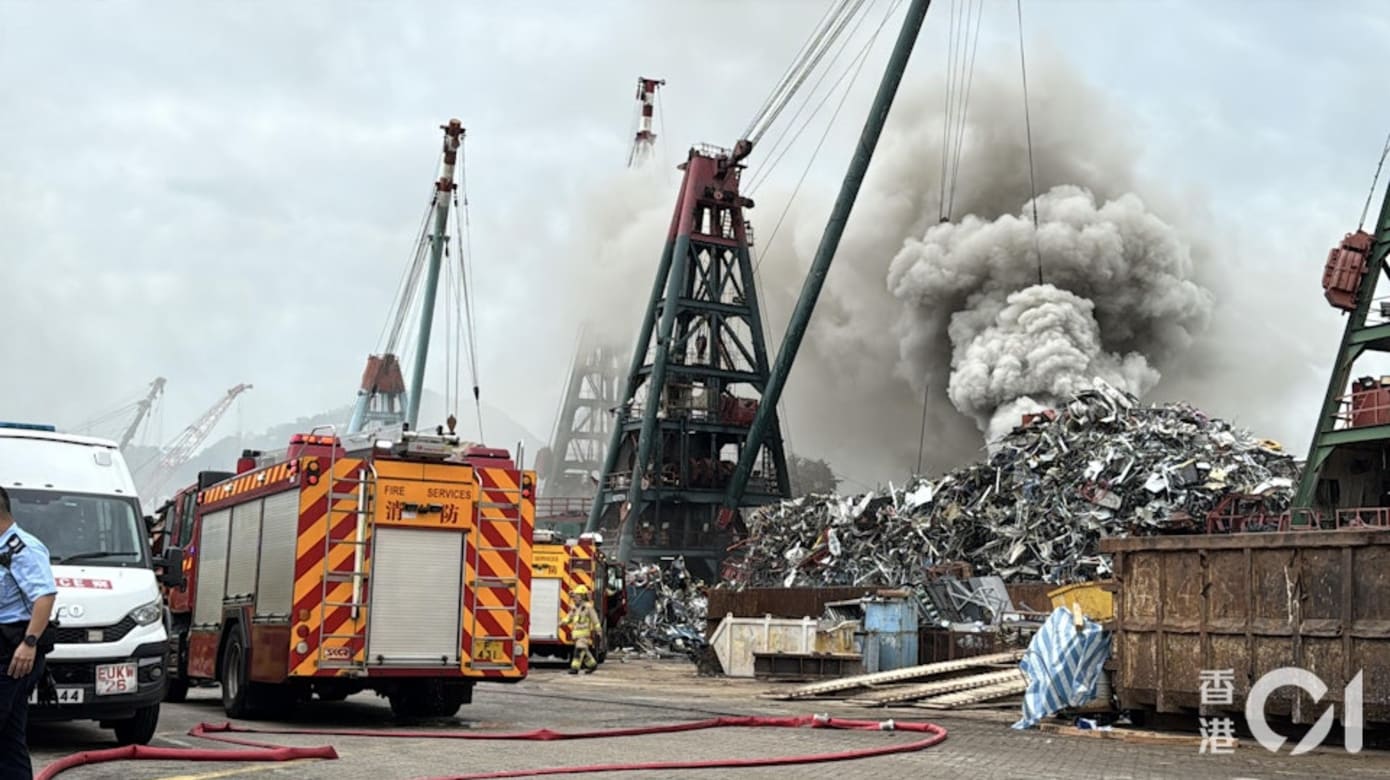 香港油麻地避风塘趸船起火 现场浓烟滚滚