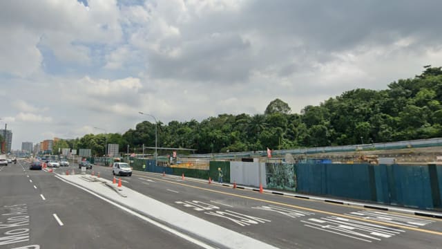 南北交通廊道工地水管移位 维修工作进行中