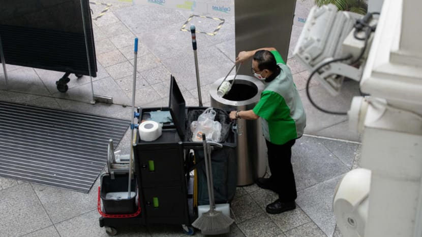 Kebanyakan syarikat sokong gaji minimum S$1,400 pekerja setempat Kebanyakan syarikat sokong gaji minimum S$1,400 pekerja setempat