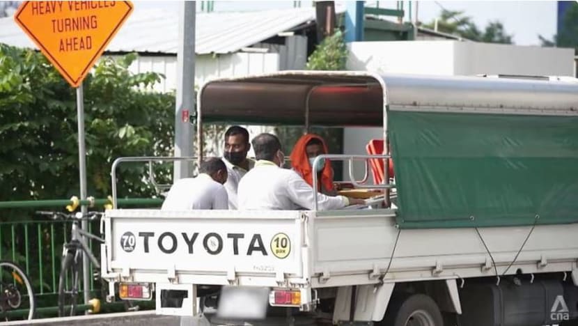 Lori bawa pekerja wajib dipasang penghad kelajuan, pelindung hujan 