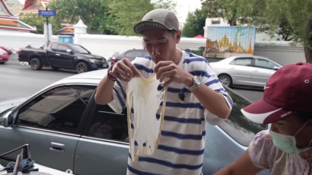 杨志龙新节目不尝美食　曼谷街头“甩”煎饼？    