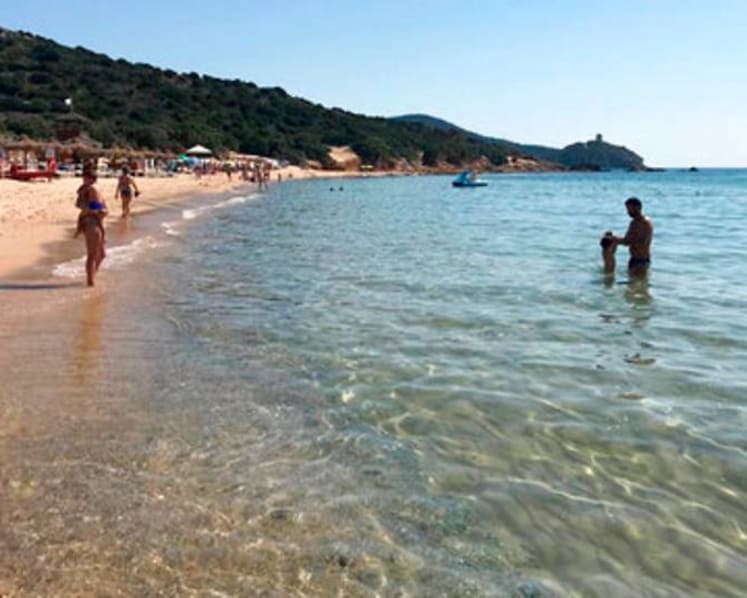 Italian police seize sand, shells; fine tourists in Sardinia