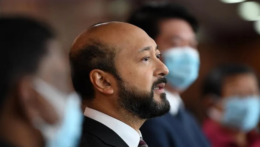 Mukhriz Mahathir sahkan polis tahan anak, menantu, kerana langgar kawalan pergerakan Mukhriz Mahathir sahkan polis tahan anak, menantu, kerana langgar kawalan pergerakan
