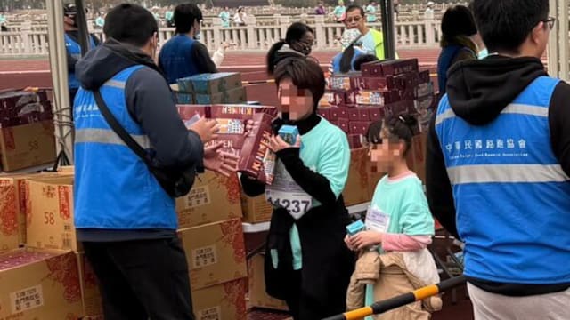 金门马拉松惹议 未成年参赛者领到“纪念酒”