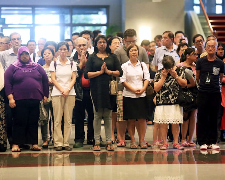 Crowds brave heat, snaking queues to pay last respects