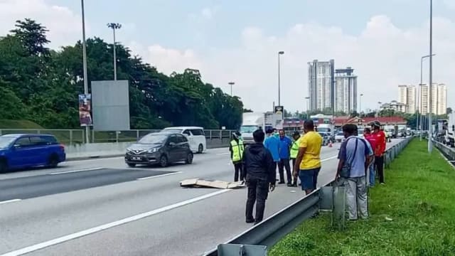 马国女子坠车亡案  丈夫称争执后妻自己跳车