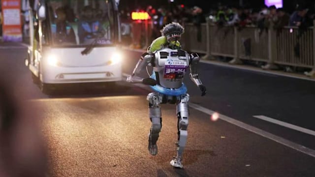 机器人跑半马极限速度可达每秒10米 工程师直呼追不上