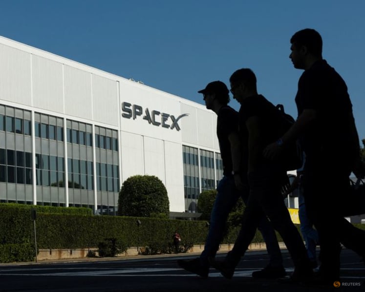 SpaceX turns to bond market to raise capital, reports $100.8 billion cash