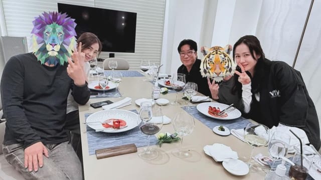 孙艺珍坐在谁的大腿上拍照？网友揭“虎头”真面目，正是老公玄彬！