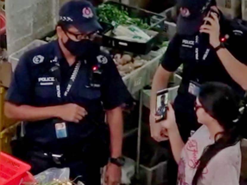 An uncooperative woman, who breached safe distancing rules at a hawker centre at Block 320 Shunfu Road, proceeded to film police officers who were there to handle her case. An uncooperative woman, who breached safe distancing rules at a hawker centre at Block 320 Shunfu Road, proceeded to film police officers who were there to handle her case.