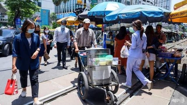 泰国解除强制戴口罩措施 允许酒吧延长营业时间