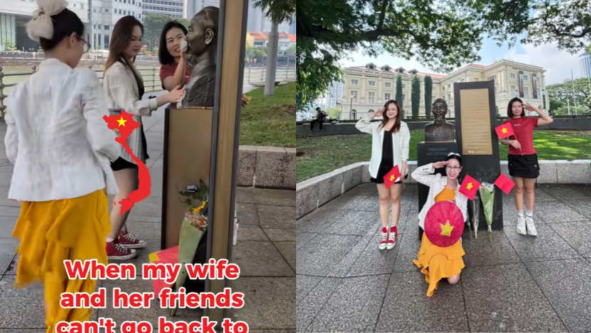 Vietnamese Women Clean Ho Chi Minh Bust At S’pore River To Mark Vietnam's Reunification Day Vietnamese Women Clean Ho Chi Minh Bust At S’pore River To Mark Vietnam's Reunification Day