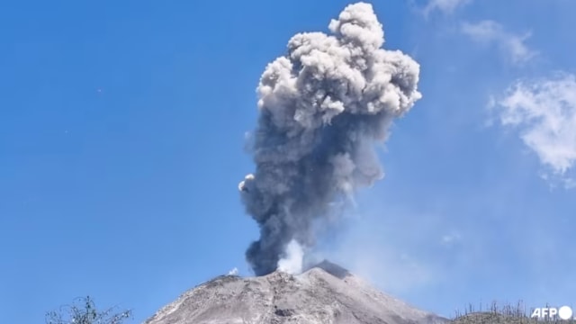 印尼勒沃托比火山再度喷发 当地机场被迫关闭