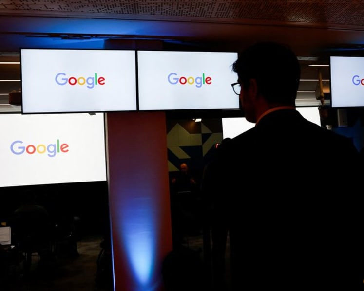 Tech leaders boost AI spending, but Alphabet's cash flow wins investor favor
