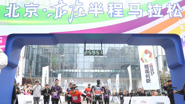 机器人可否“超越”人类？北京马拉松让机器人和人类同场较量