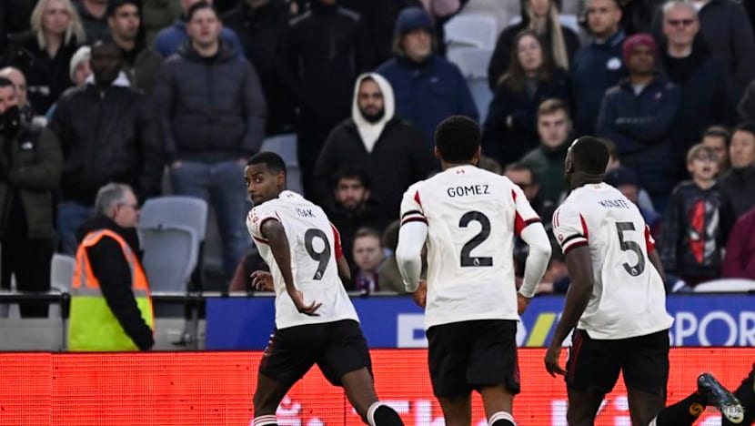 Arsenal held by 10-man Chelsea, Liverpool halt woeful run