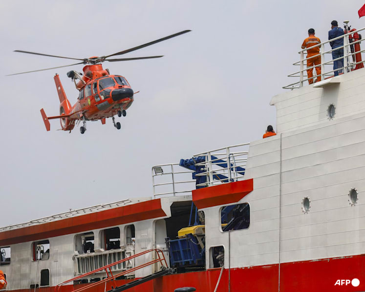 Indonesian divers face high-risk challenges to reach capsized ferry
