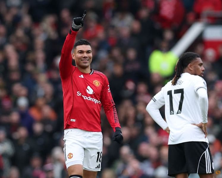Man City and Villa slip up in title race, Man Utd win again
