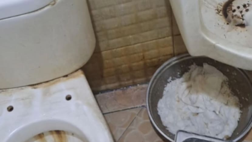 Viral Sec Bowl Kuningan cuci alat masak di samping kloset berisi kotoran
