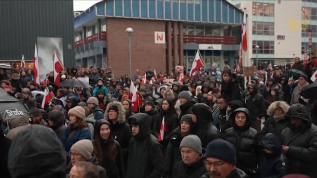 格陵兰岛民众示威反美接管诉求 高呼“格陵兰不出售”