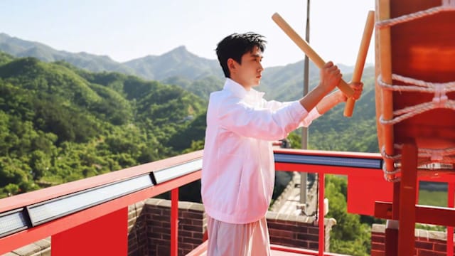 朱一龙登长城打日本太鼓惹争议！宣传片紧急下架，品牌公开道歉