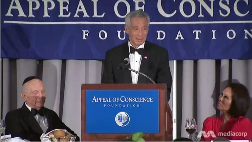 PM Lee terima Anugerah Negarawan Dunia yang mengiktiraf keharmonian agama S'pura PM Lee terima Anugerah Negarawan Dunia yang mengiktiraf keharmonian agama S'pura