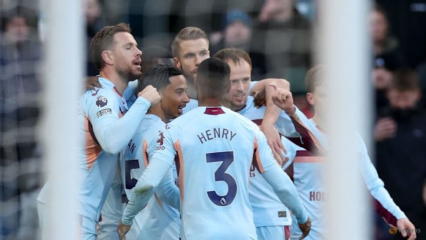Man City move within two points of leaders Arsenal, Liverpool thrash West Ham
