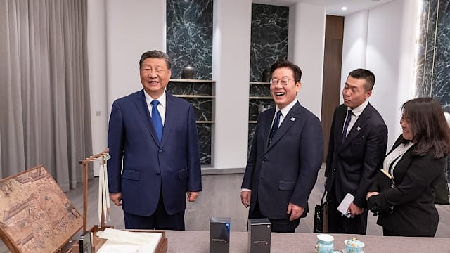 习近平访韩送小米手机 李在明问：通讯是否安全？