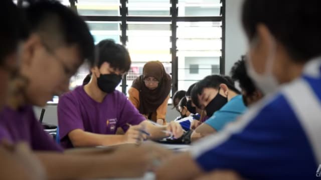给了个人手机号有家长要求秒回 教师：有些事可等到明天才处理