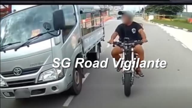 谁也不愿让步 罗厘和电动脚踏车三巴旺公路上“赛车”