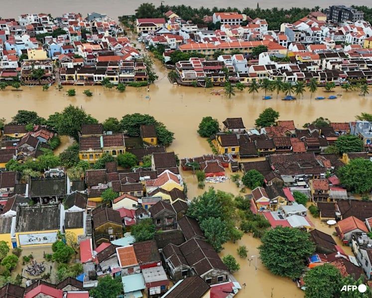 Record Vietnam floods kill 10, turn streets into canals