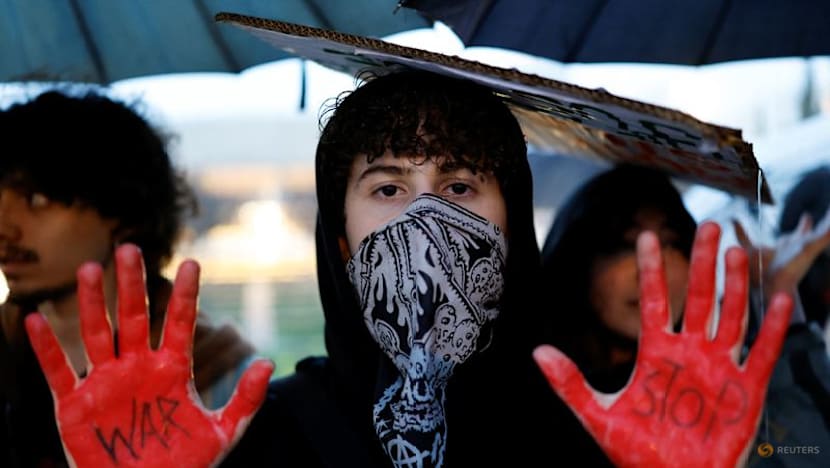 Hundreds of Israelis protest against war, clash with police