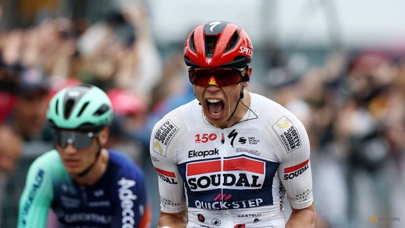 Magnier avoids crash and sprints to win Giro d'Italia opening stage
