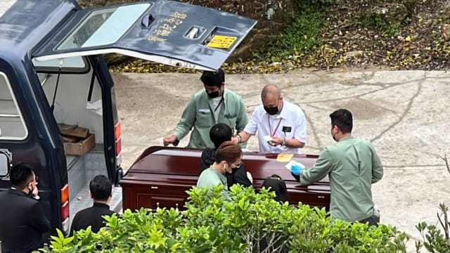 蔡天凤灵柩抵达宝莲禅寺火化 家人黯然神伤送别