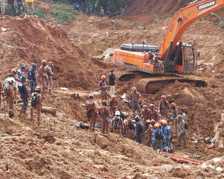 Malaysia landslide: Death toll hits 30 after Batang Kali rescuers recover four more bodies