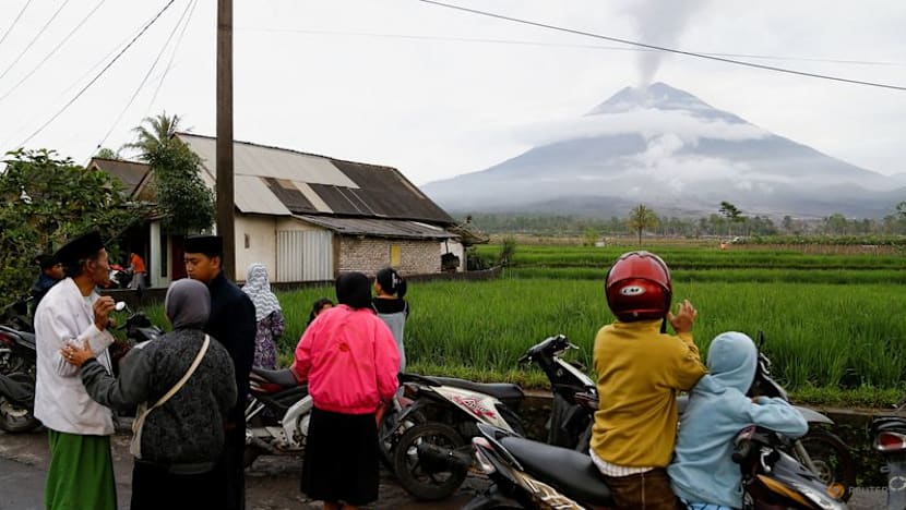 Hundreds of Indonesians flee homes after volcano erupts