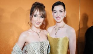 Netizen salfok Anne Hathaway cium tangan Cinta Laura di Bvlgari Exhibition