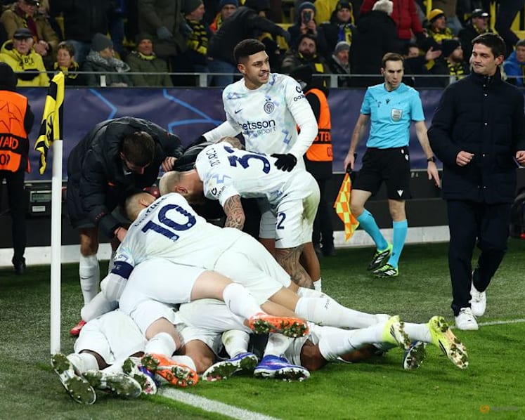 Inter Milan beat Dortmund 2-0 but both teams end up in playoffs