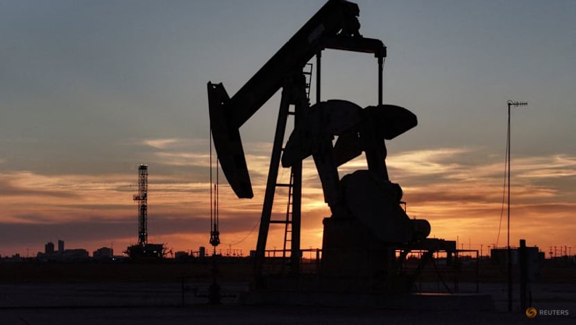 Oil rises 2% on supply worries