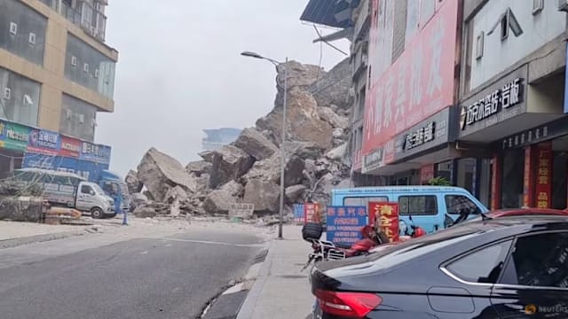 重庆土崩山石砸垮楼房 九人受困被救出