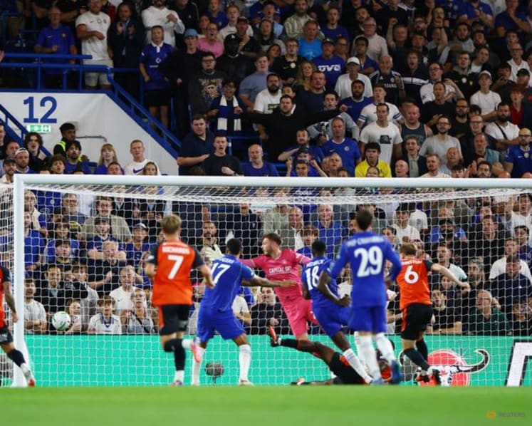 Chelsea and Fulham reach League Cup third round as Welbeck scores on debut