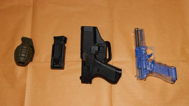 涉非法藏有枪械及持受管制武器 本地男被控上庭