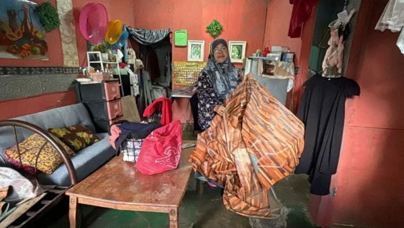 Ibu tunggal di Johor ini reda persiapan Aidilfitri musnah akibat cuaca buruk Ibu tunggal di Johor ini reda persiapan Aidilfitri musnah akibat cuaca buruk