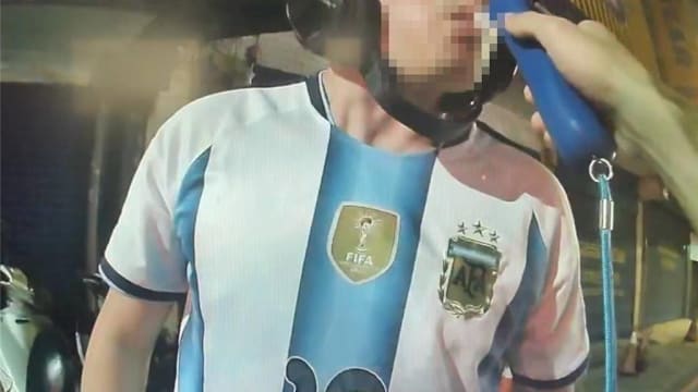 穿梅西10号球衣酒驾 台湾骑士酒测超标被查