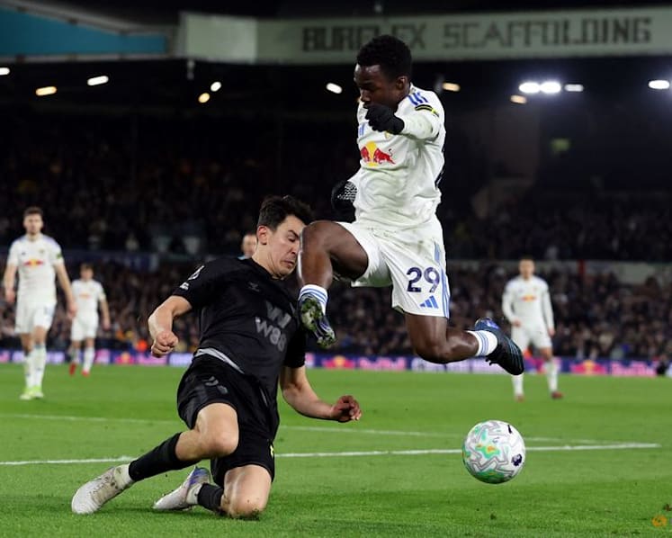 Resurgent Wolves stun Liverpool, Everton enjoy home comfort