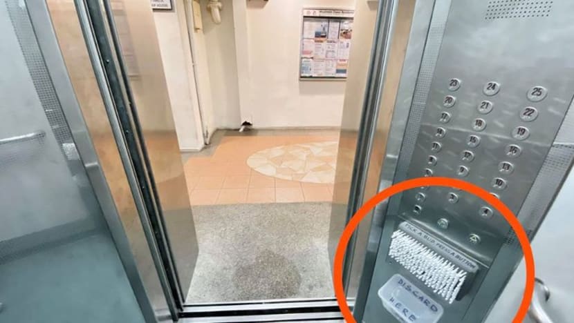 Kumpulan relawan ini sediakan 'cotton bud' dalam lif HDB; bantu penduduk elak sentuh butang lif Kumpulan relawan ini sediakan 'cotton bud' dalam lif HDB; bantu penduduk elak sentuh butang lif