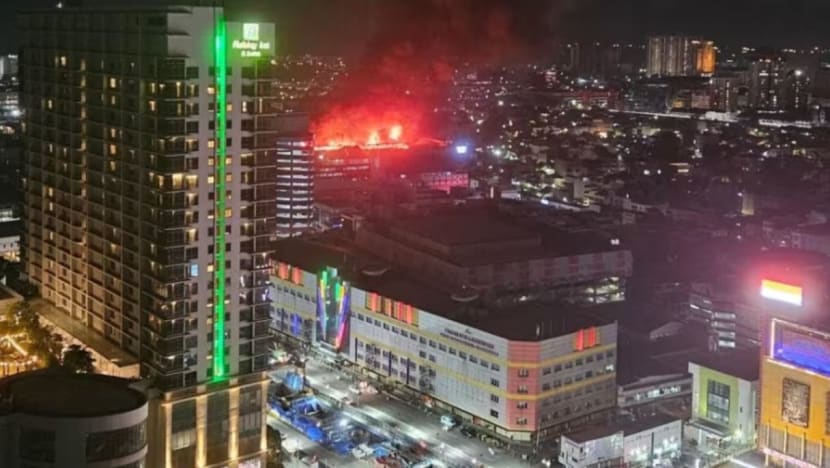 Operasi cari mangsa kebakaran di pusat beli-belah Jakarta masih diteruskan; 6 maut sejauh ini Operasi cari mangsa kebakaran di pusat beli-belah Jakarta masih diteruskan; 6 maut sejauh ini