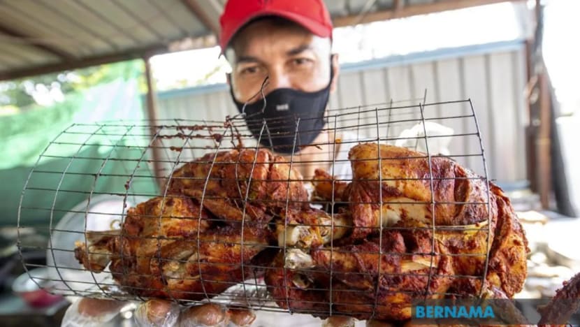 Juadah ayam tin 'lubuk rezeki' peniaga bazar Ramadan Juadah ayam tin 'lubuk rezeki' peniaga bazar Ramadan